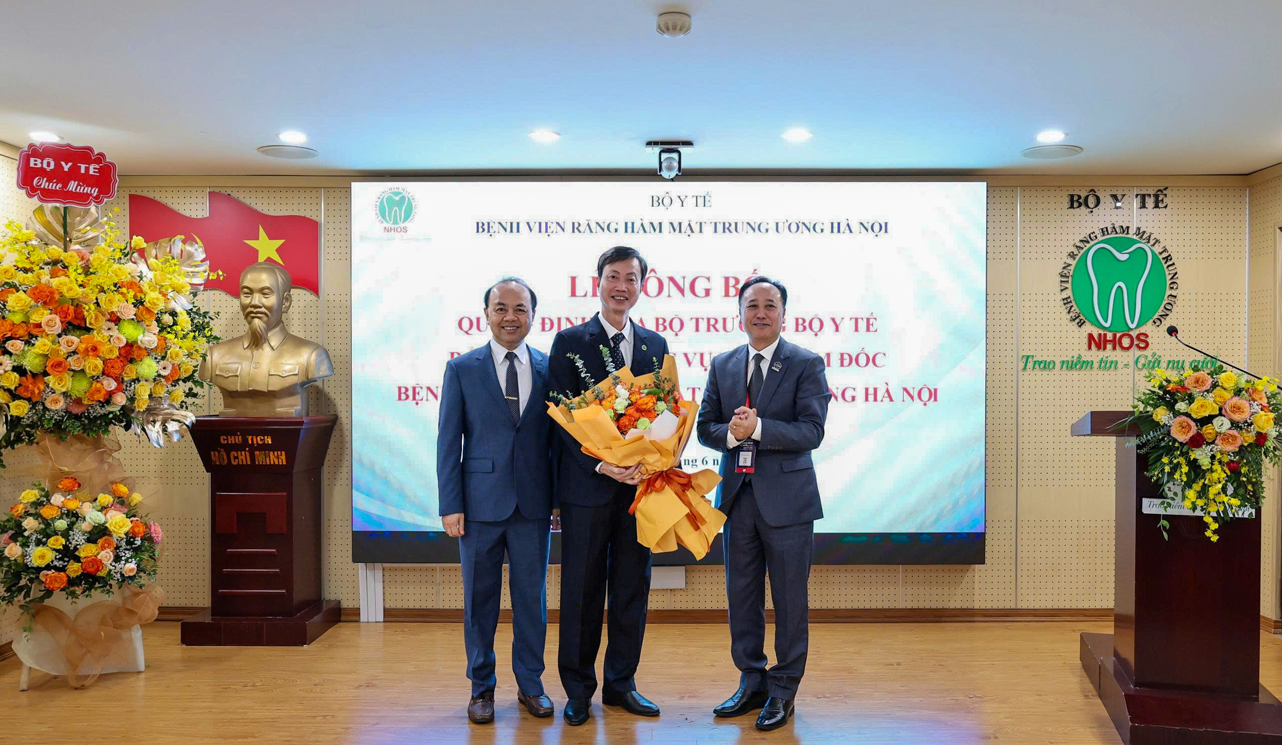LỄ CÔNG BỐ VÀ TRAO QUYẾT ĐỊNH BỔ NHIỆM LẠI PHÓ GIÁM ĐỐC BỆNH VIỆN RĂNG HÀM MẶT TRUNG ƯƠNG HÀ NỘI